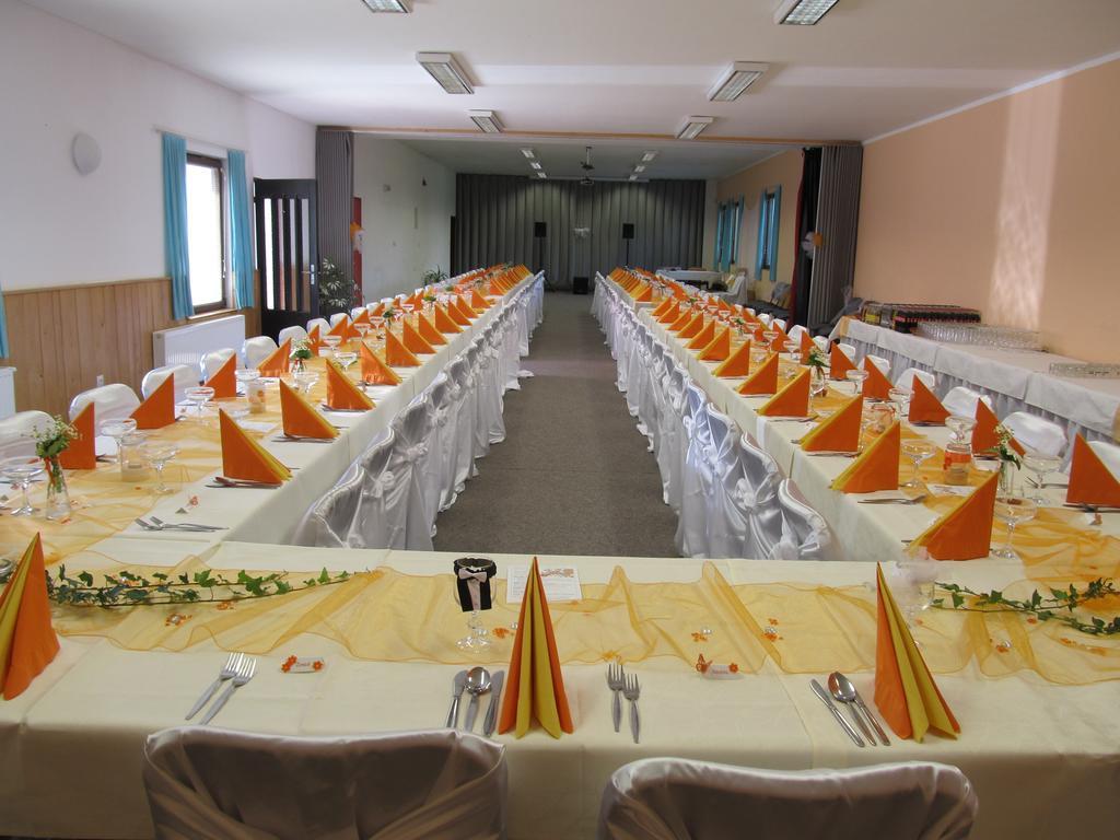 Hotel Mlyn - Jihlava Vilanec ภายนอก รูปภาพ